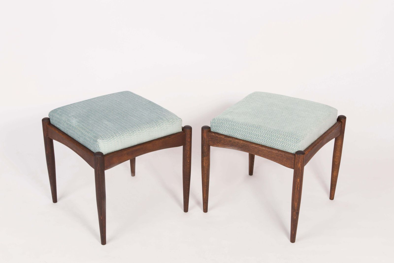 photo vintage Set Of Two Midcentury Blue Velvet Armchairs With Stools, Zenon Baczyk, 1960s