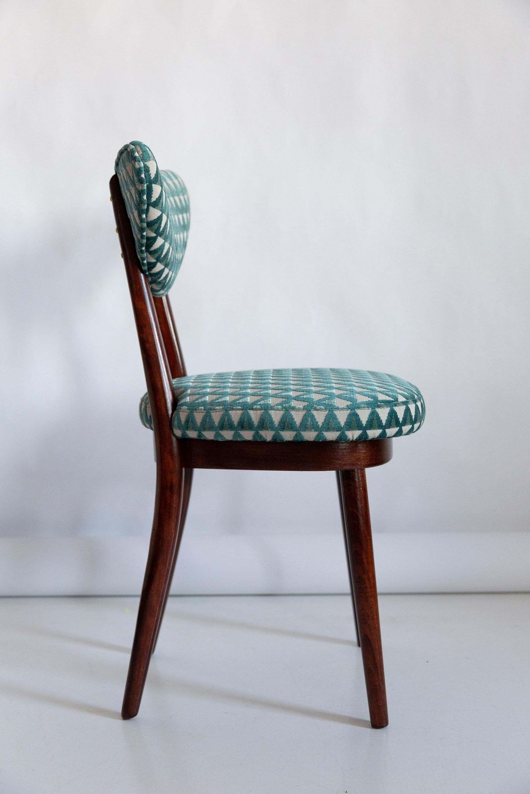 photo furniture Set Van Zes Mid Century Stoelen Met Hartvormige Rug, Bekleed Met Amuleto Groene Velours, Europa, Ca. Jaren 1960