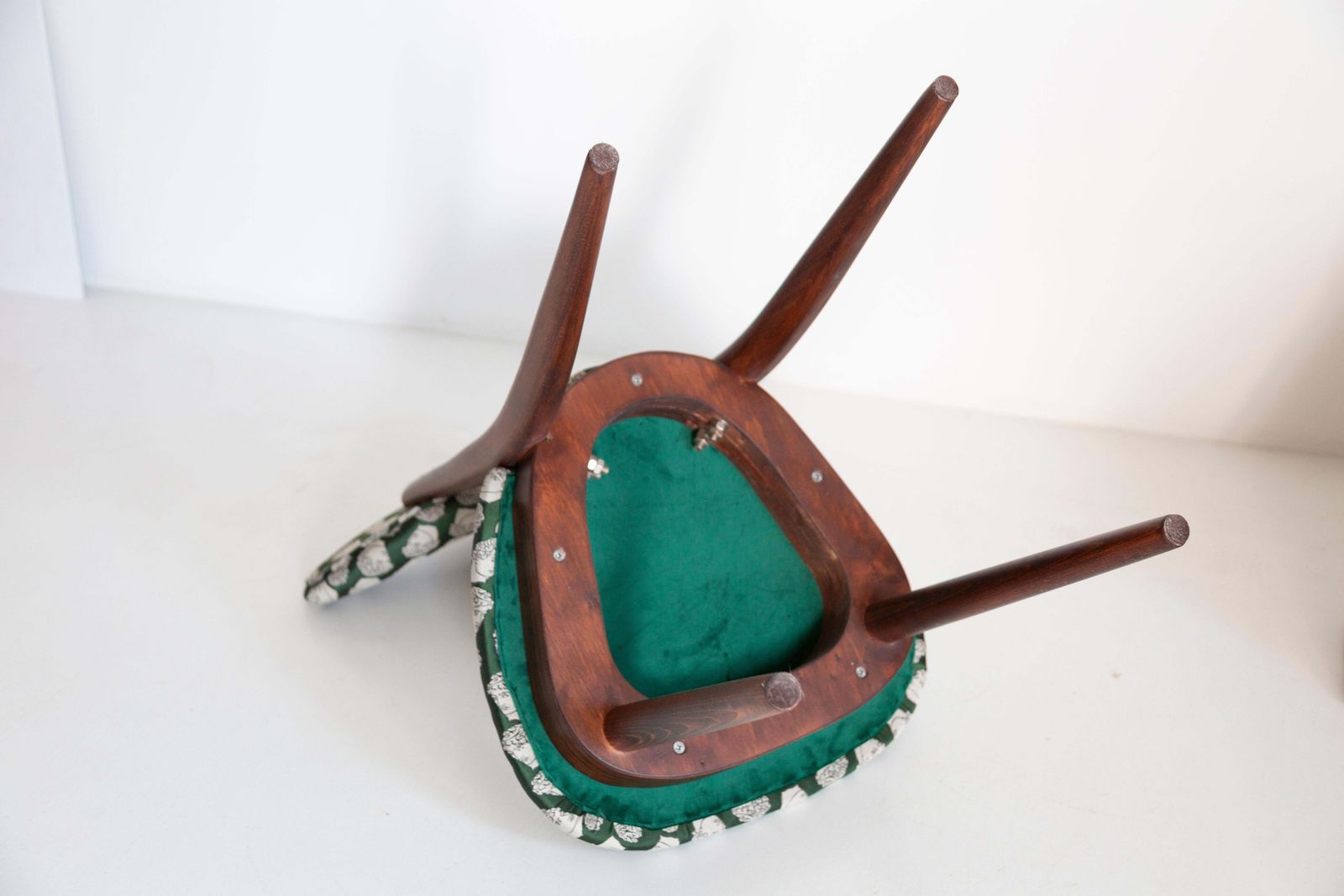 photo vinterior Six Midcentury David Print Emerald Satin, Dark Wood Heart Chairs, Europe, 1960s