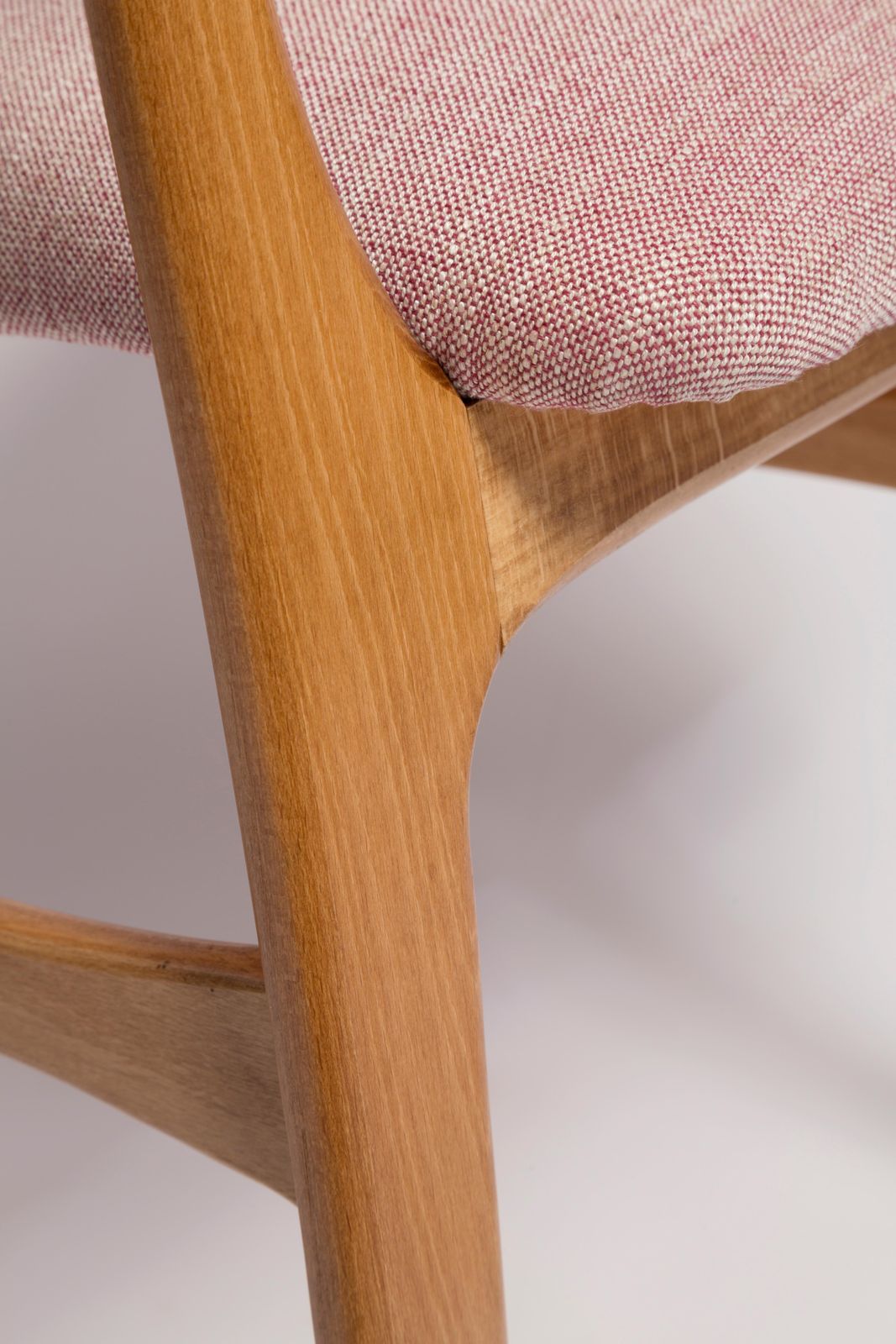 photo furniture Zes Mid Century 'Butterfly' Eetkamerstoelen, Roze Linnen, Licht Hout, Europa, Jaren 1960