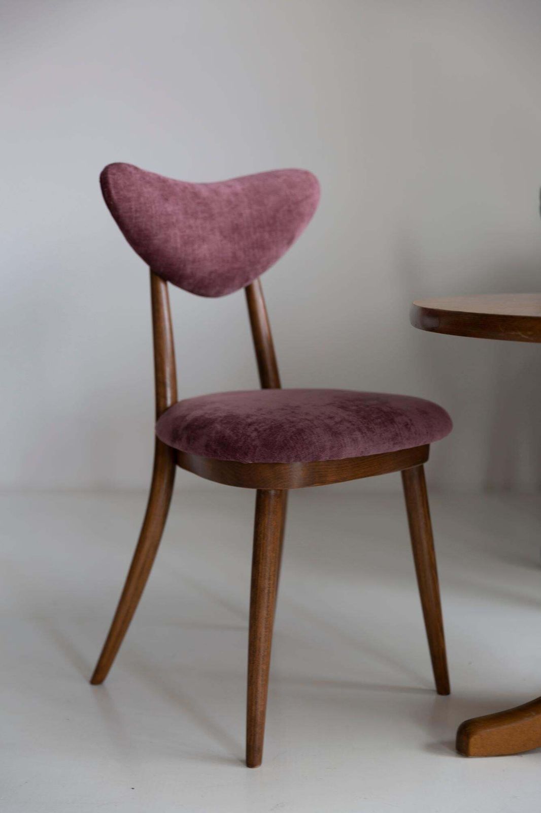 Set Van Acht Mid Century Stoelen Met Paars Fluwelen Bekleding En Walnoothouten Hartrug, Europa, 1960 photo furniture