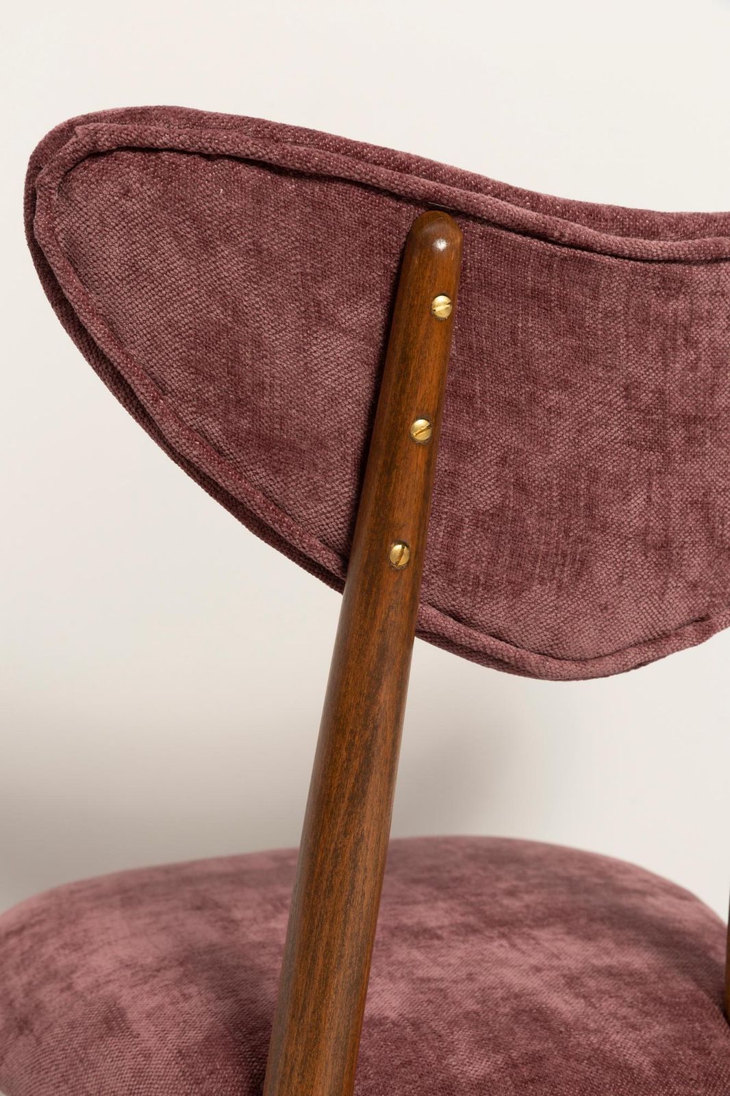 photo vinterior Set Van Acht Mid Century Stoelen Met Paars Fluwelen Bekleding En Walnoothouten Hartrug, Europa, 1960