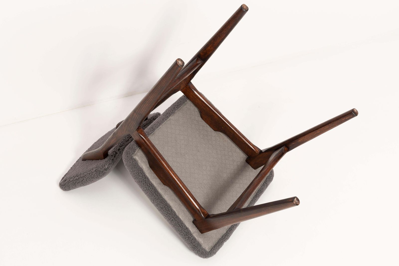 photo vintage Set Van Acht 20e Eeuwse Stoelen Met Donkergrijze Bouclébekleding, Europa, Jaren 1960