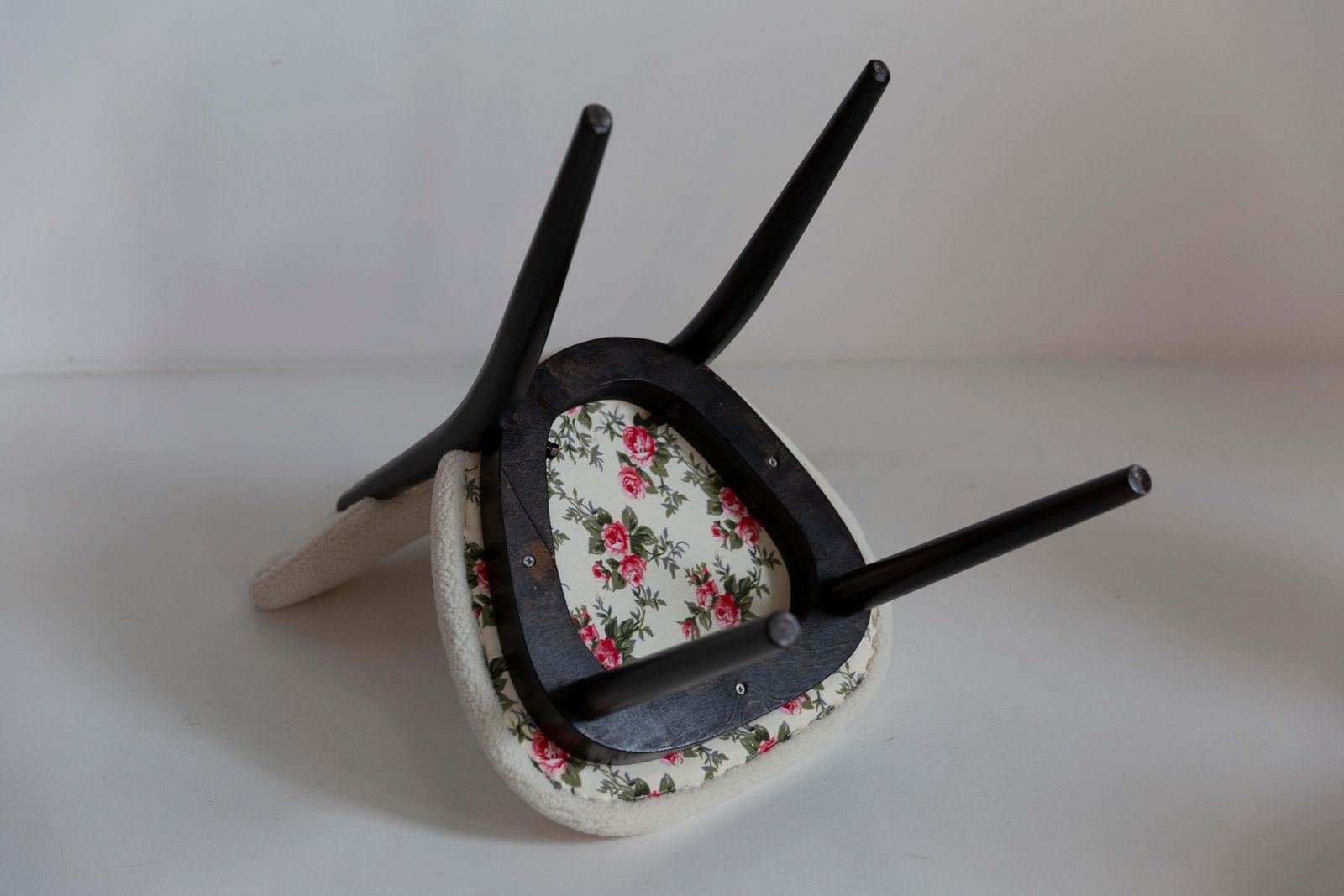 5096.0 Set Van Tien Mid Century Stoelen Met Lichte Bouclébekleding, Europa, Jaren 1960 photo