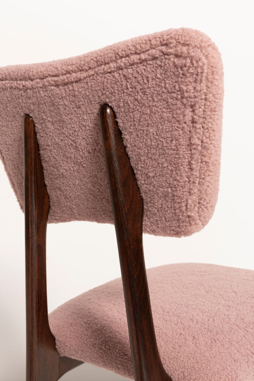 Meubels Set Van Acht Mid Century Butterfly Eetkamerstoelen, Roze Bouclé, Europa, Jaren 1960 photo