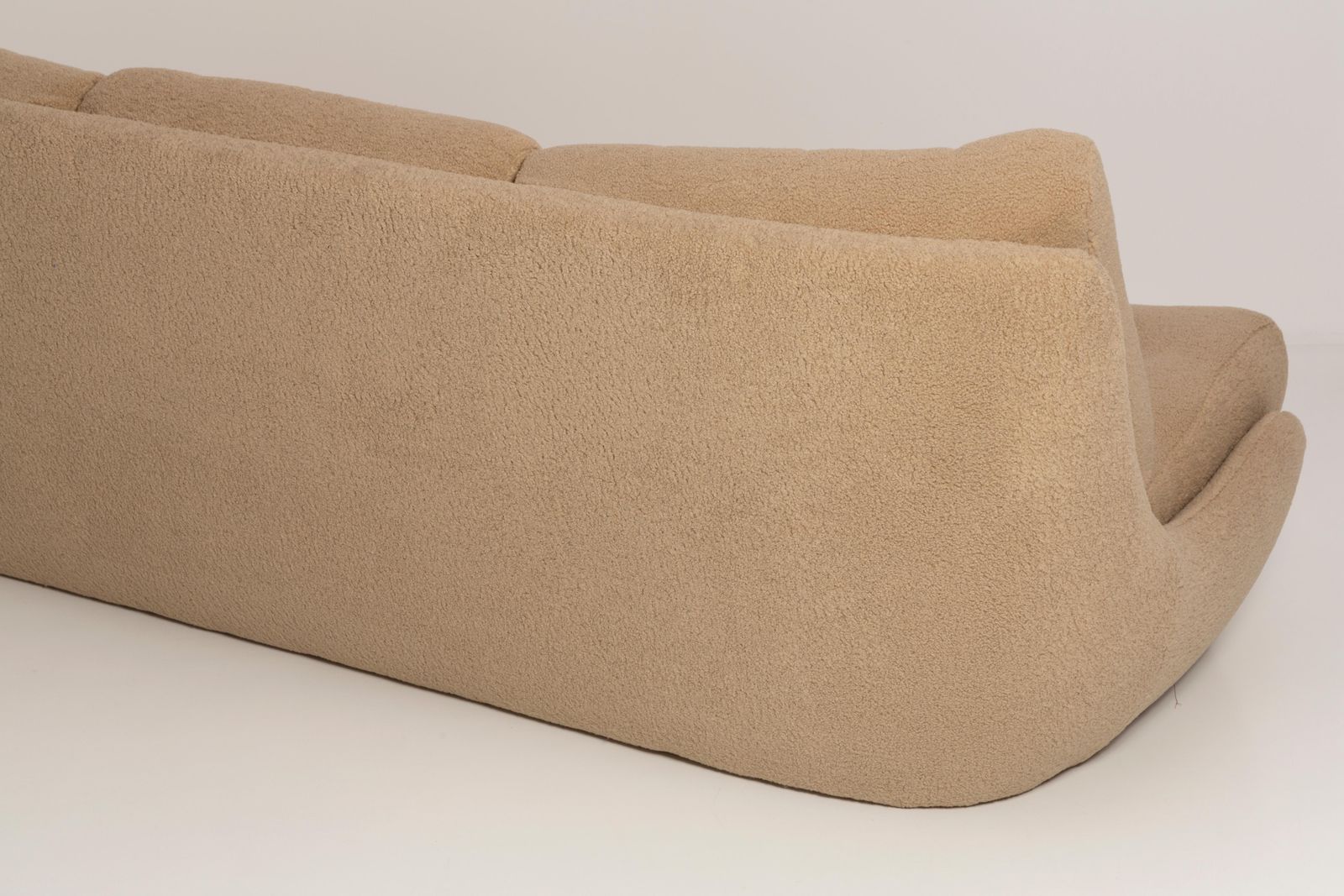 photo furniture 20e Eeuwse Camel Bouclé Set – Atlantis Bank En Fauteuils, Europa, Ca. Jaren 1960