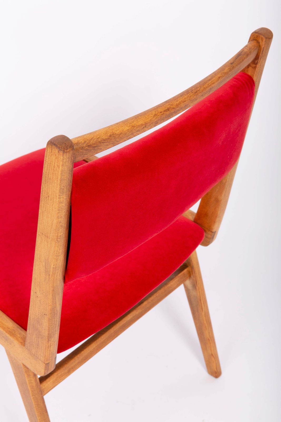 photo for sale Set Van Twaalf 20e Eeuwse Stoelen Met Rode Fluwelen Bekleding, Van Rajmund Halas, Polen, Jaren 1960