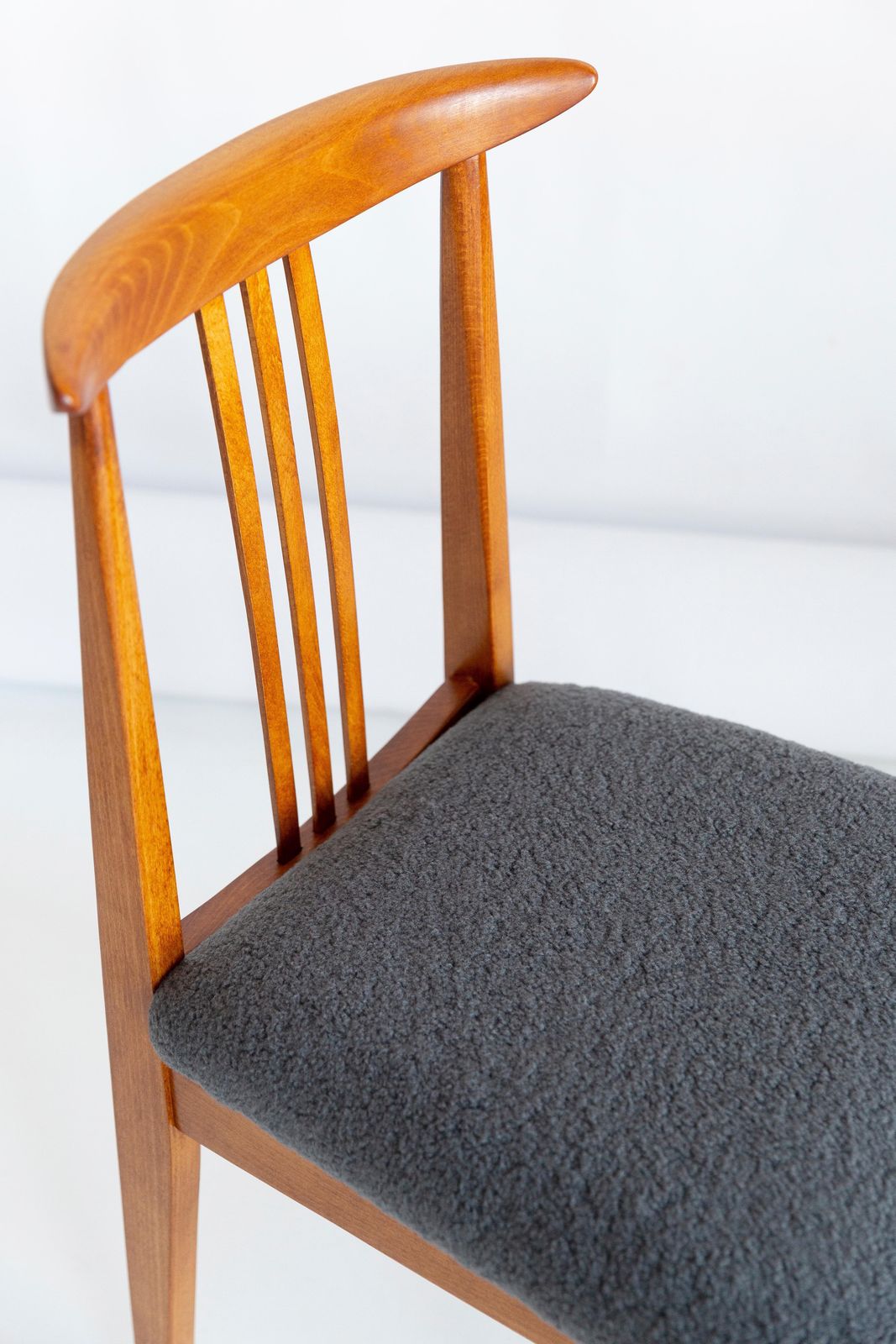 Set Van Tien Mid Century Stoelen Met Grijze Bouclébekleding, Ontworpen Door Zielinski, Europa, Jaren 1960 photo Meubels