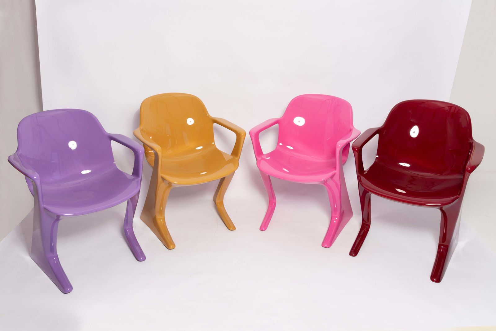 Set Van Vier Kangaroo Stoelen In Zandroze, Paars En Rood, Ernst Moeckl, Duitsland 1960 photo for sale