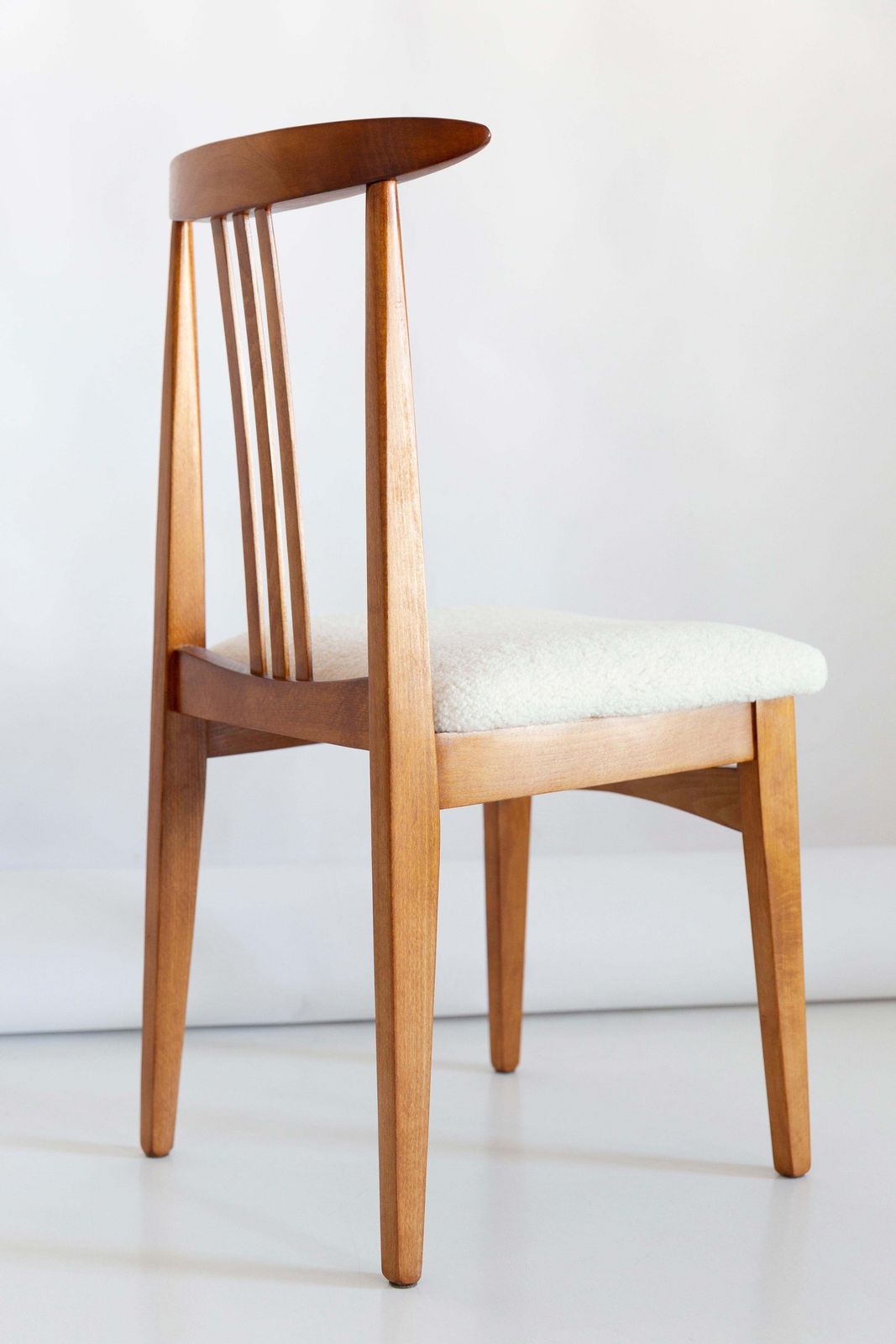 photo vinterior Set Van Twaalf Mid Century Stoelen Met Lichte Bouclébekleding, Van M. Zielinski, Europa, Jaren 1960
