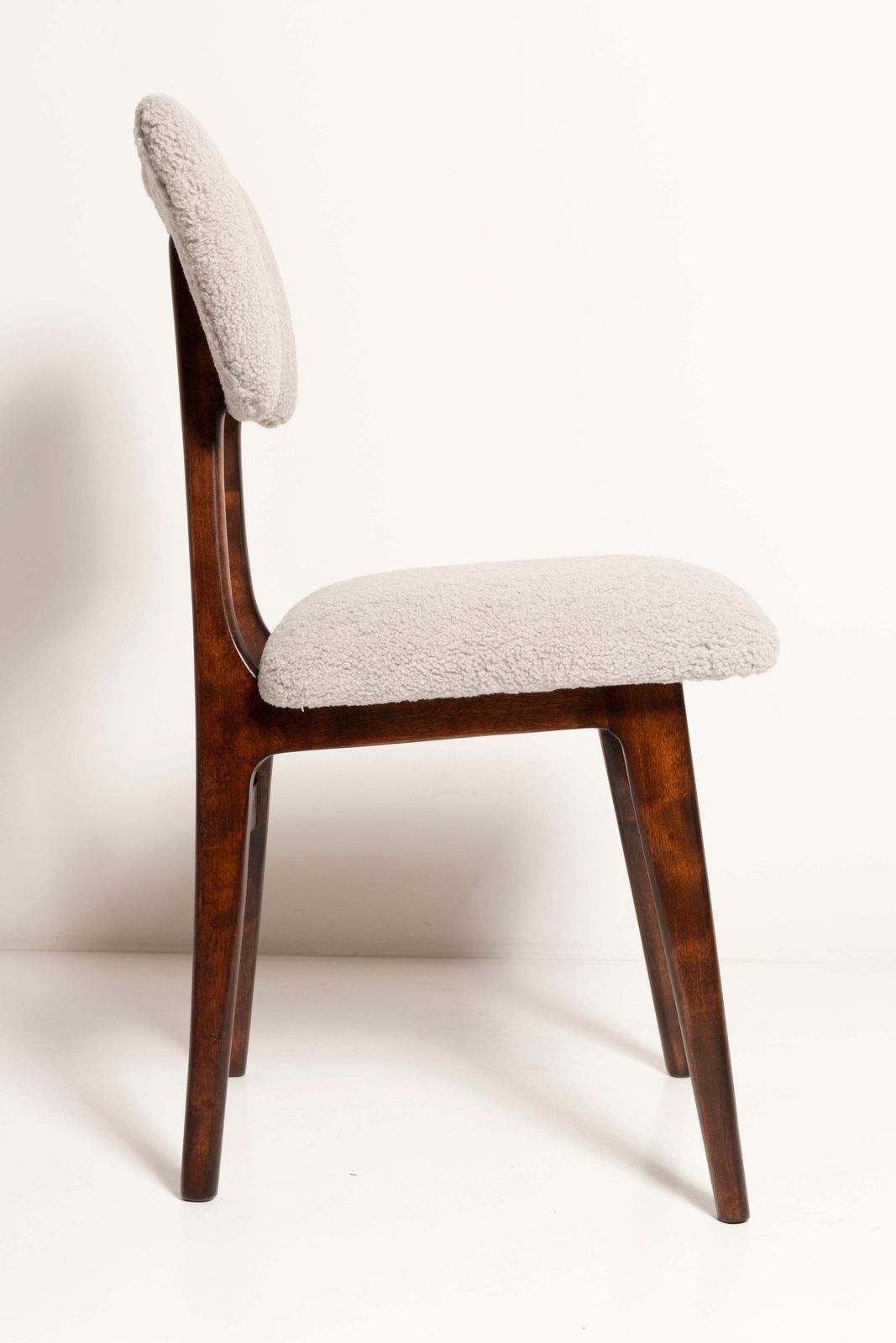 Set Van Tien Mid Century Stoelen, Lichtgrijs Bouclé, Donker Walnouthout, Europa, Jaren 1960 photo Meubels