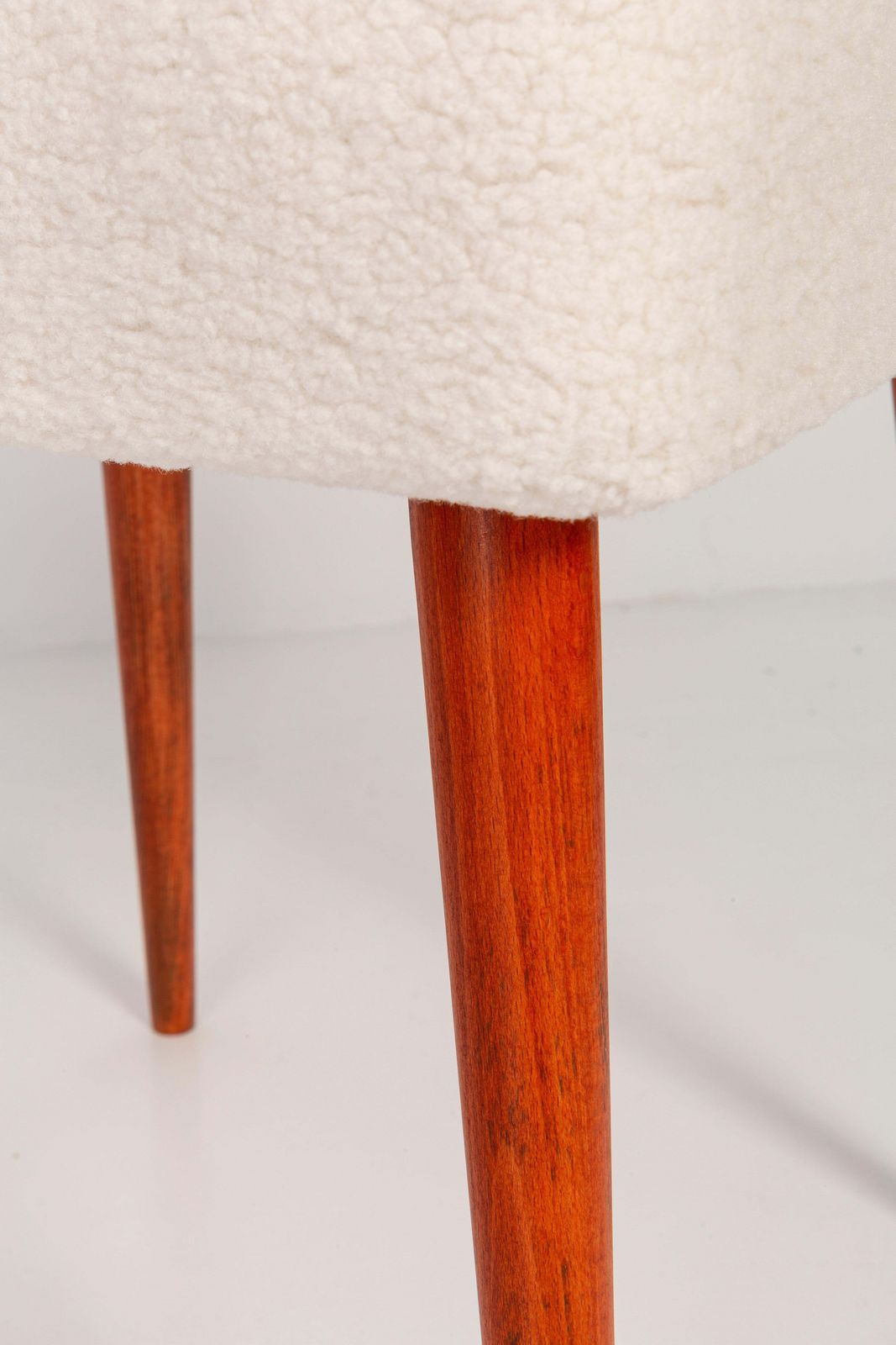 photo vintage Set Of Twelve Light Crème Boucle 'Shell' Chairs, 1960s