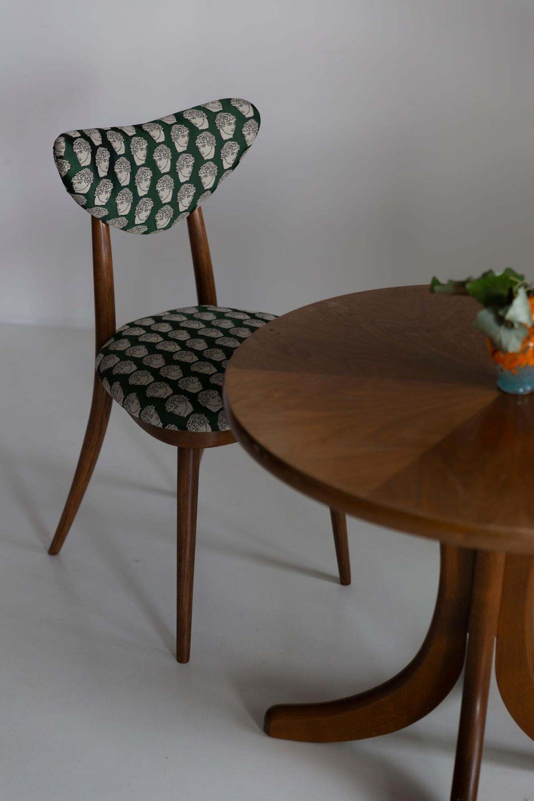 Tien Mid Century David Print Emerald Satin Stoelen Met Donkerhouten Hartrug, Europa, Ca. Jaren 1960 photo vinterior