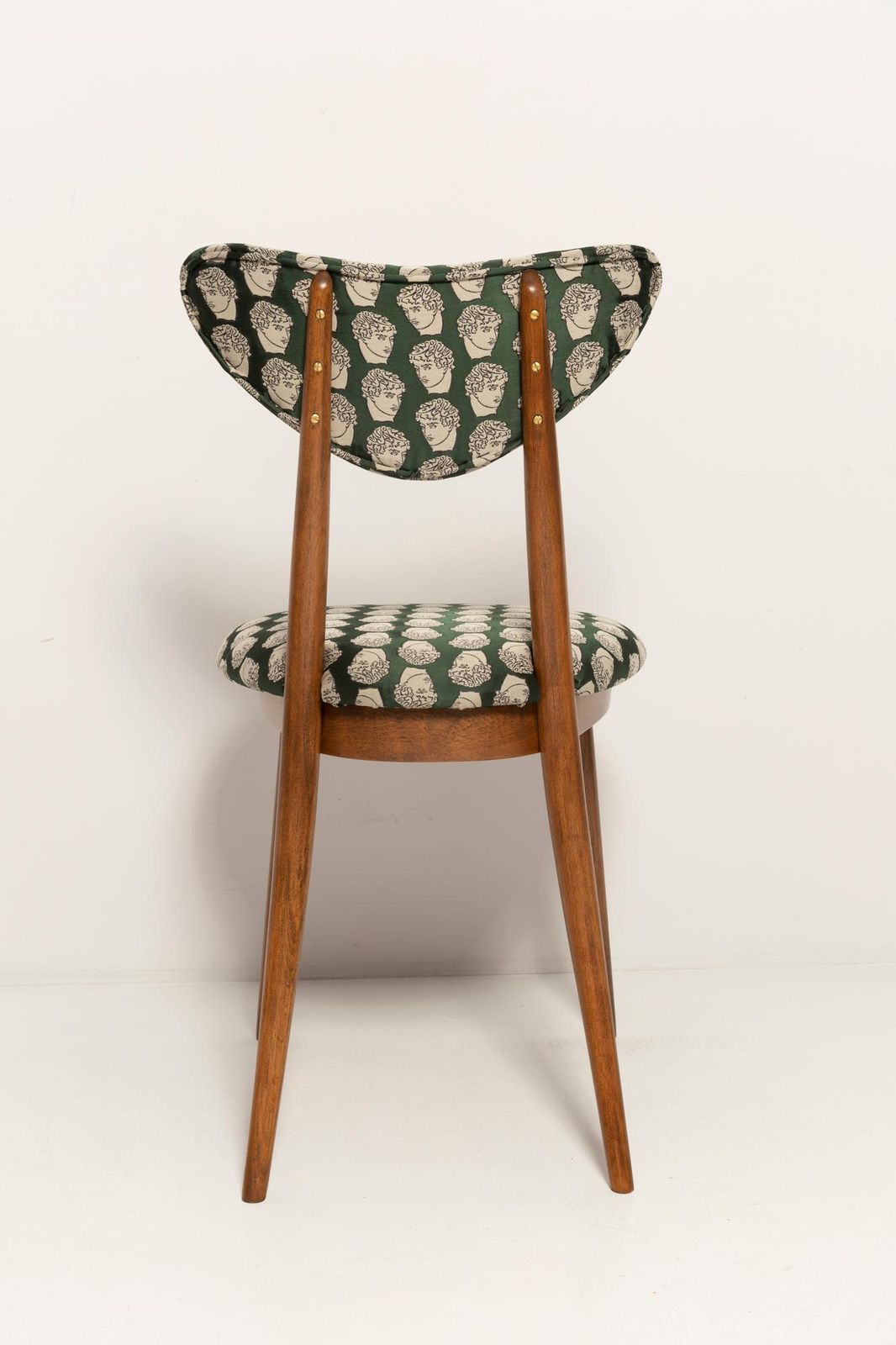 photo furniture Tien Mid Century David Print Emerald Satin Stoelen Met Donkerhouten Hartrug, Europa, Ca. Jaren 1960
