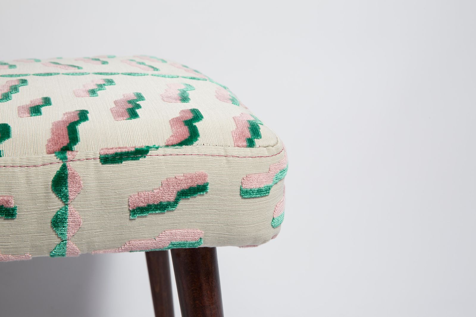 Set Van Tien Mid Century Schelpvormige Rugleuning Stoelen Met Tijgerprint Jacquard Fluweel, Europa, Jaren 1960 photo vinterior