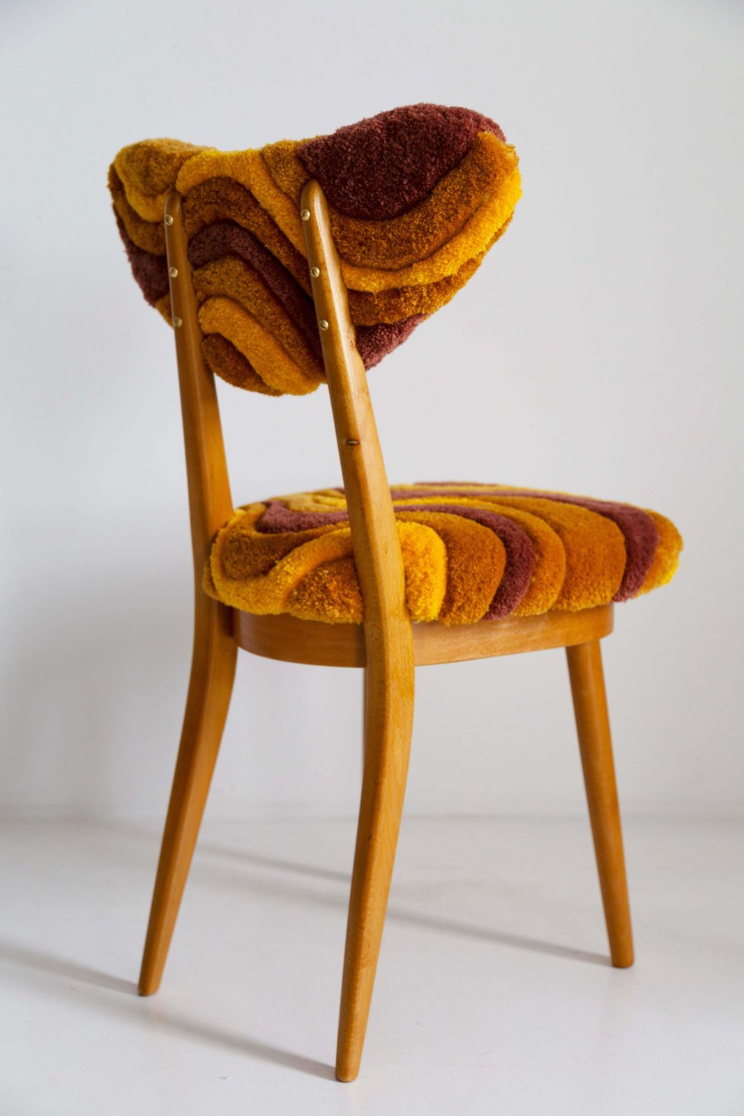 Acht Mid Century Stoelen Met Hartvormige Rug, Handgeknoopte Gele Wollen Bekleding, Europa, Polen, Jaren 1960 photo for sale