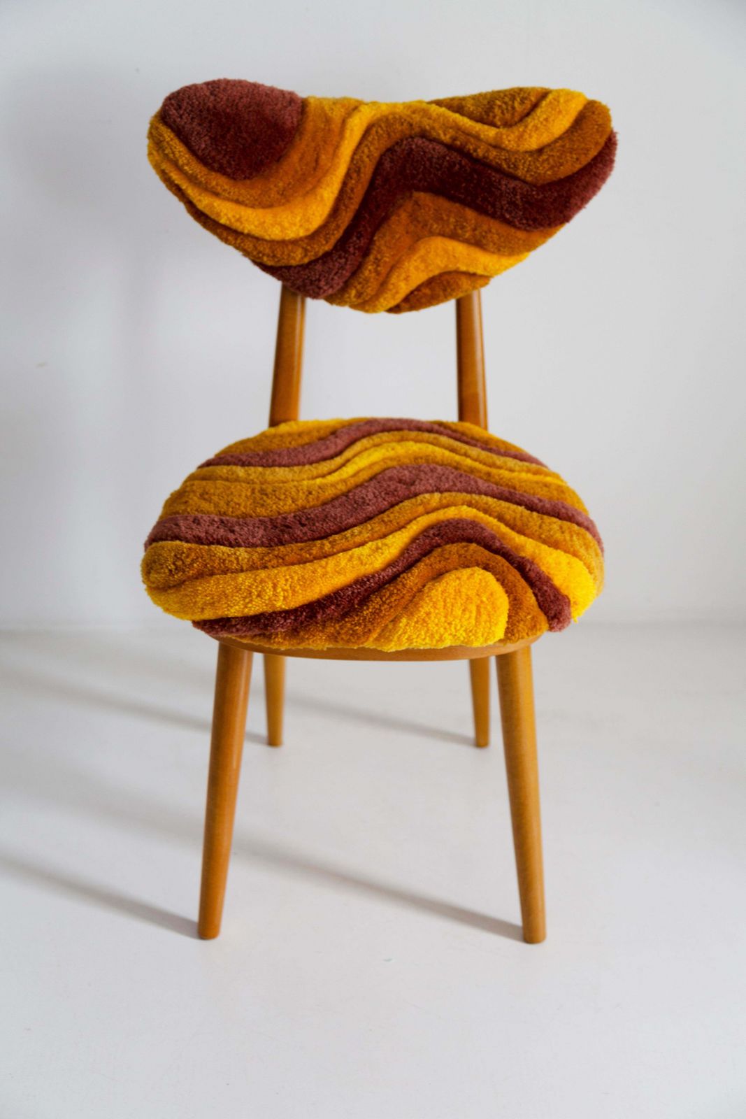 Acht Mid Century Stoelen Met Hartvormige Rug, Handgeknoopte Gele Wollen Bekleding, Europa, Polen, Jaren 1960 photo vinterior