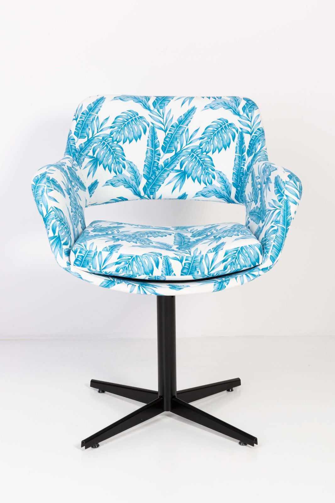 Vintage Draaifauteuil Met Wit Blauw Bladmotief In Fluweel, Ca. Jaren 1960 photo furniture