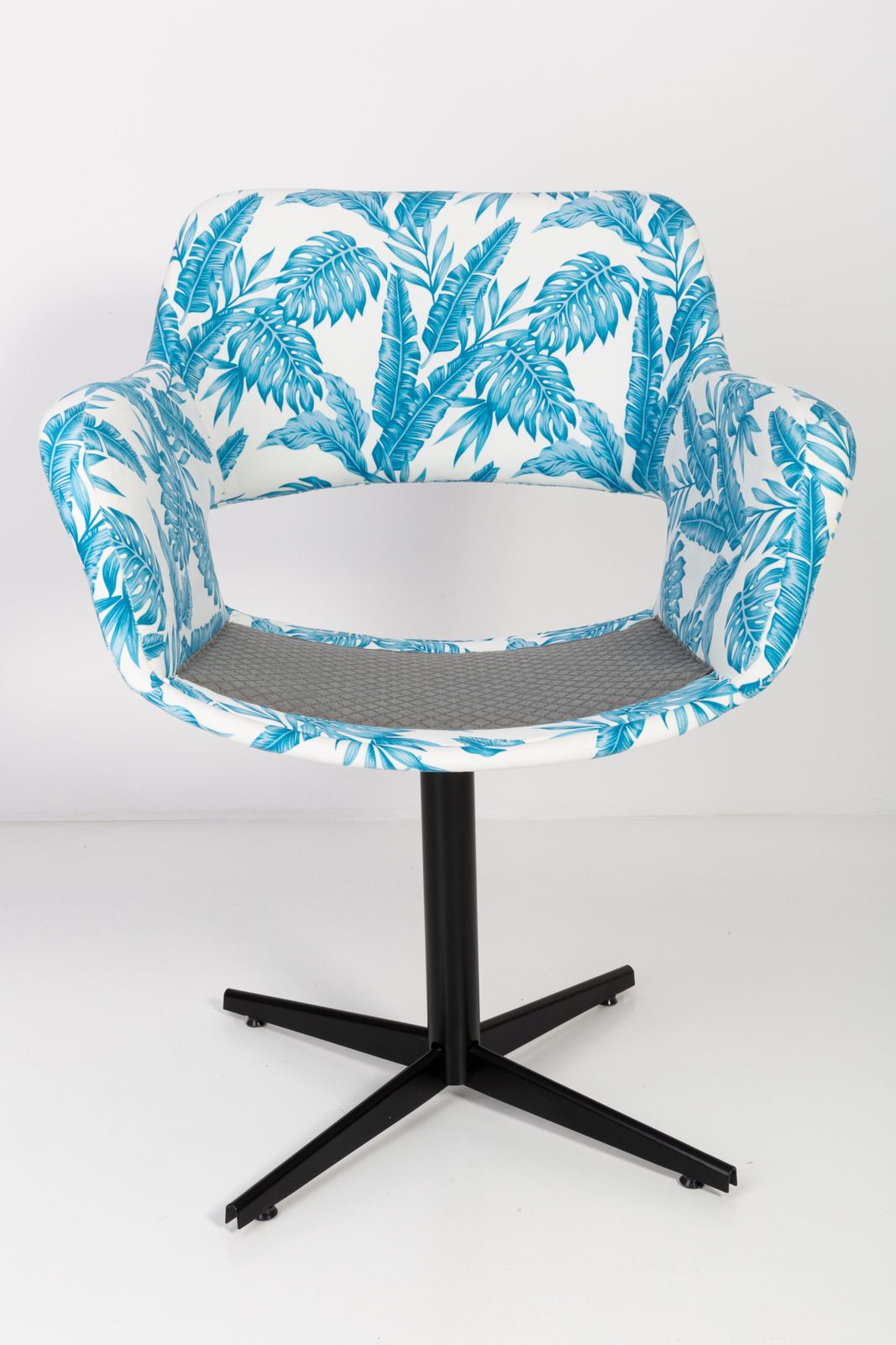 photo furniture Vintage Draaifauteuil Met Wit Blauw Bladmotief In Fluweel, Ca. Jaren 1960