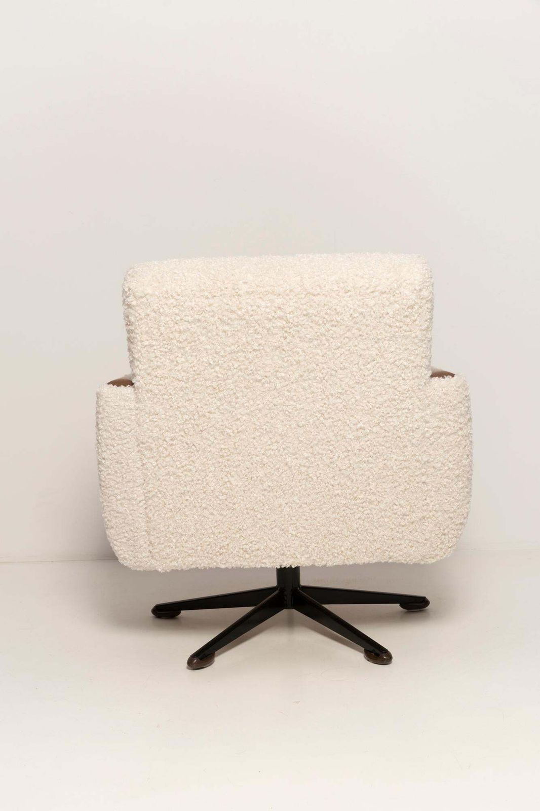 photo vinterior Pair Of Midcentury Light Faux Fur Bouclé Swivel Armchairs, Europe, 1960s