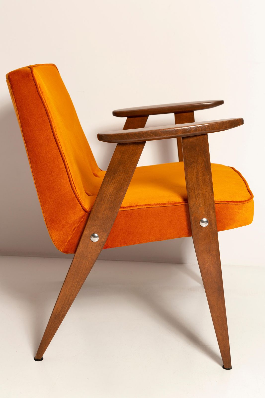 Mid Century 366 Fauteuil In Oranje Velvet, Naar Voorbeeld Van Jozef Chierowski, Europa, Ca. Jaren 1960 photo vinterior