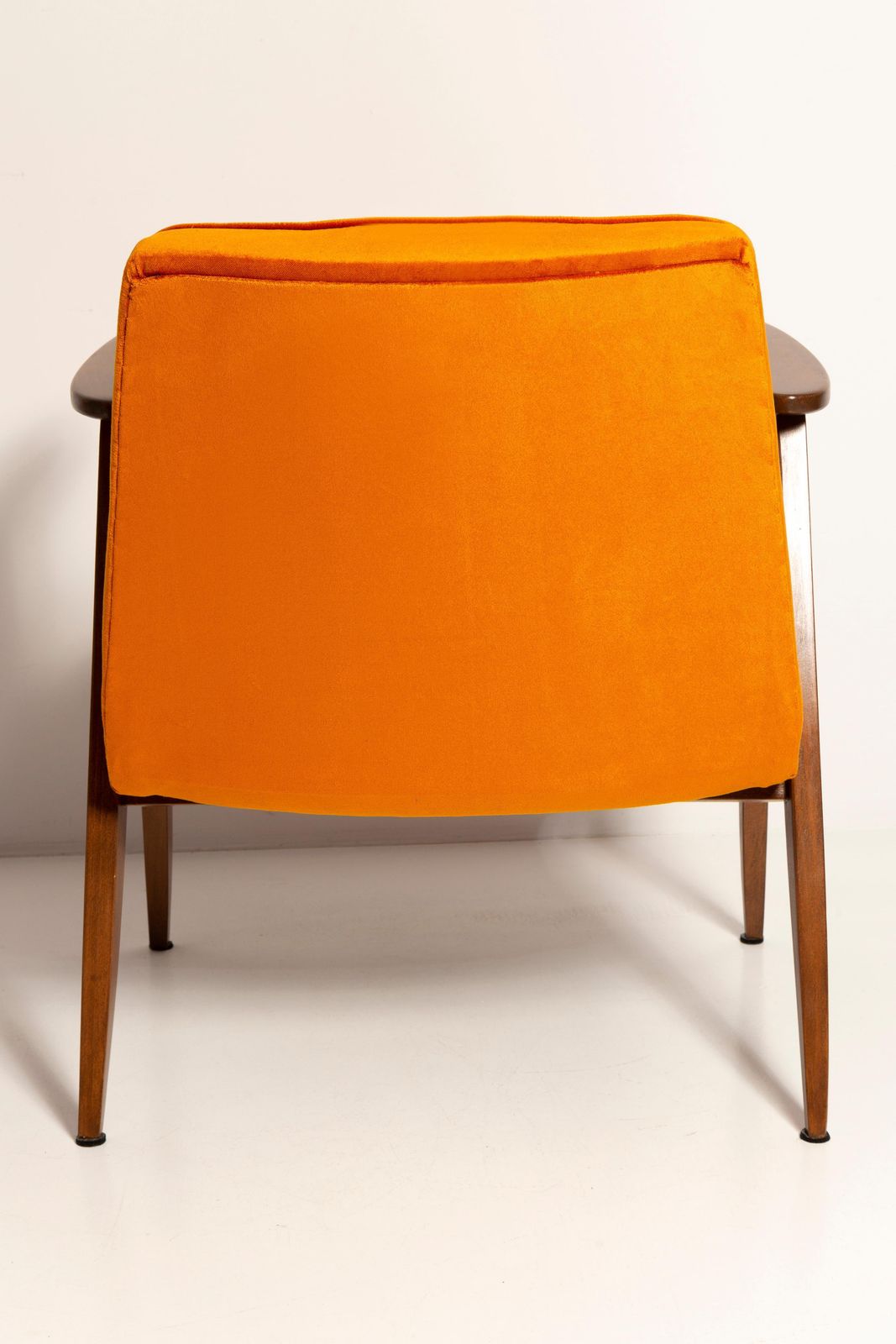 photo furniture Mid Century 366 Fauteuil In Oranje Velvet, Naar Voorbeeld Van Jozef Chierowski, Europa, Ca. Jaren 1960