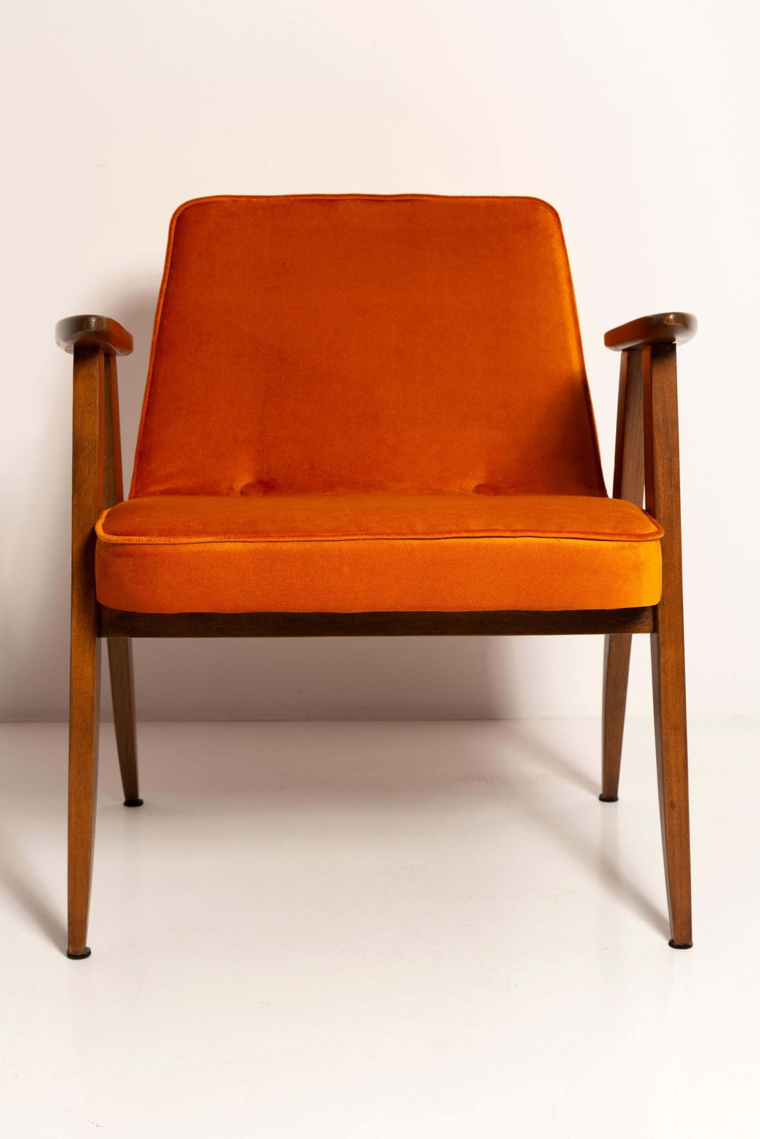 1276.0 Mid Century 366 Fauteuil In Oranje Velvet, Naar Voorbeeld Van Jozef Chierowski, Europa, Ca. Jaren 1960 photo