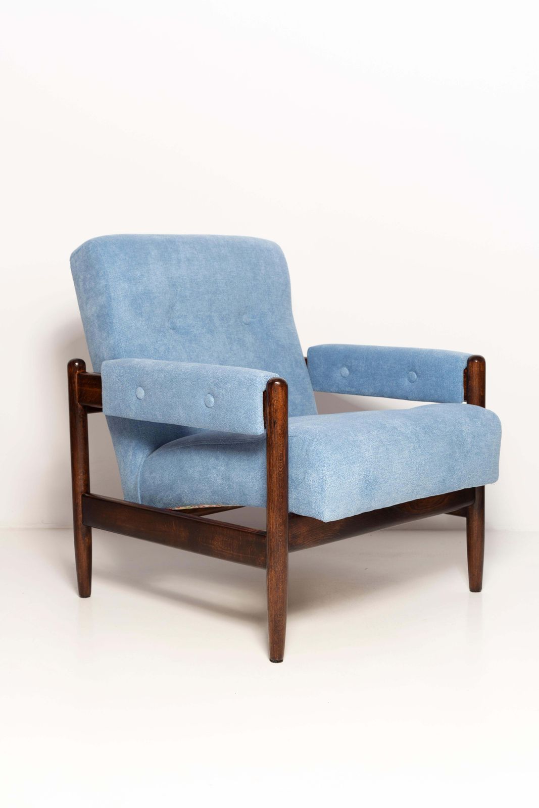 Mid Century Babyblauw Velours Vintage Fauteuil, Walnouthout, Europa, Jaren 1960 photo for sale