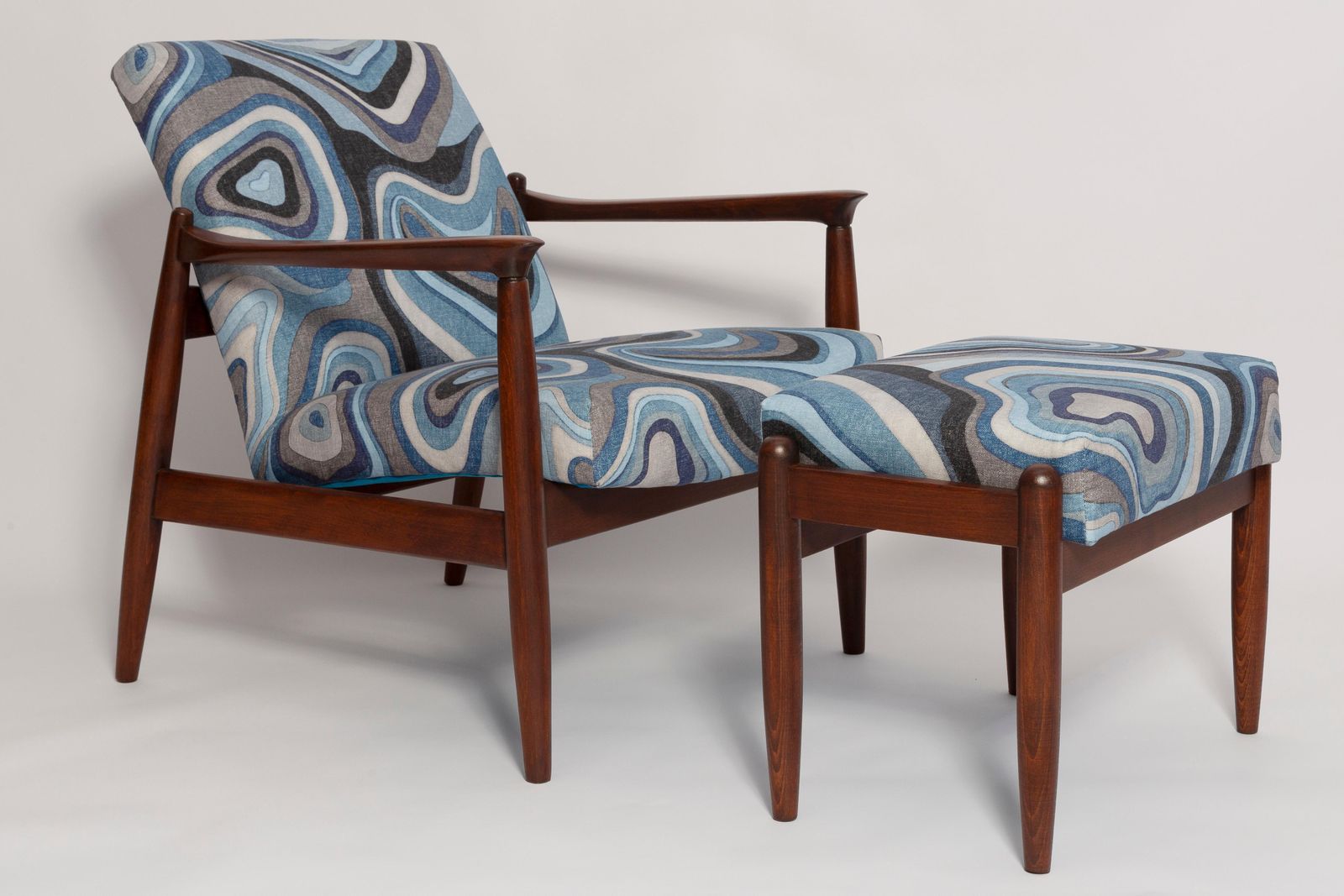 Set Van Blauwe Linnen Mid Century Gfm64 Fauteuil En Bijbehorende Stoel, E. Homa, Europa, Ca. Jaren 1960 photo for sale