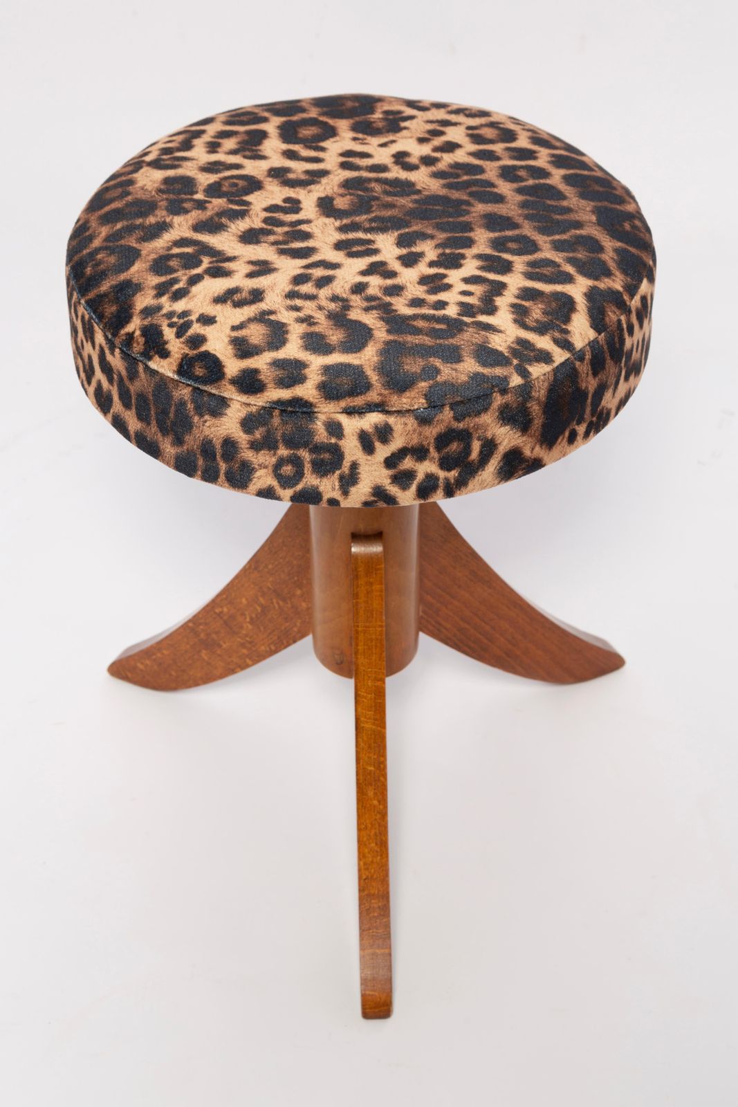 1531.0 Mid Century 366 Fauteuil En Hocker In Luipaardfluweel, Door Chierowski, Europa, Ca. Jaren 1960 photo