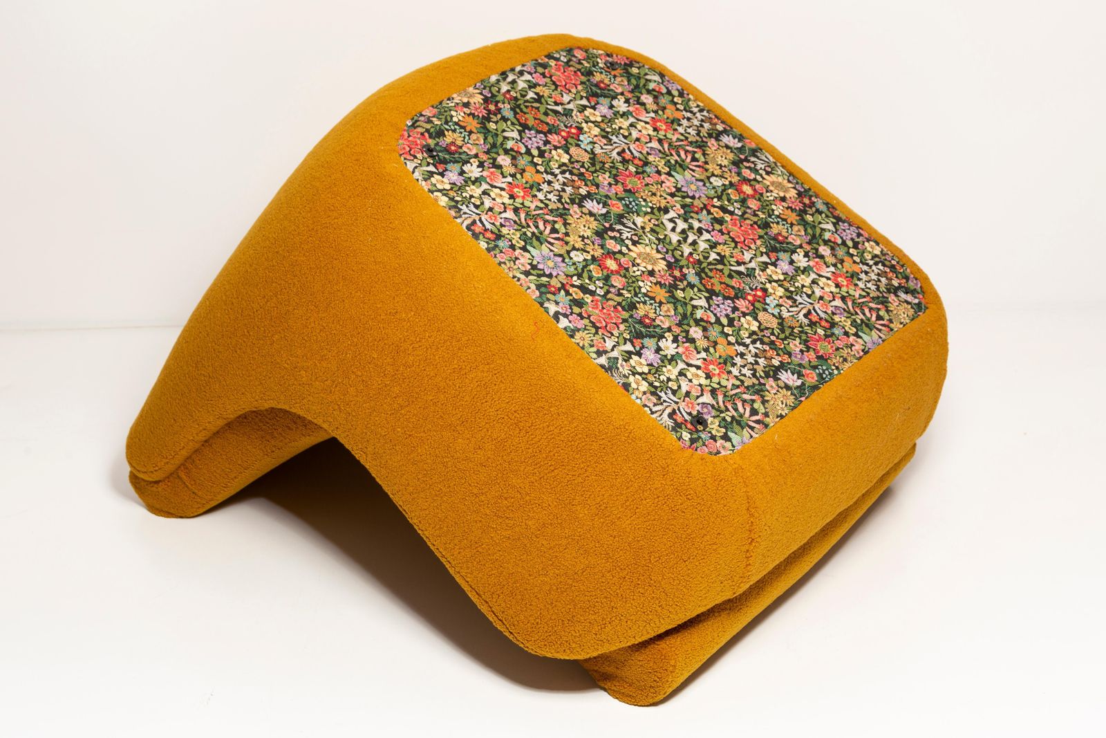 photo vinterior 20e Eeuwse Vintage Oker Gele Bouclé Atlantis Fauteuil, Ca. Jaren 1960