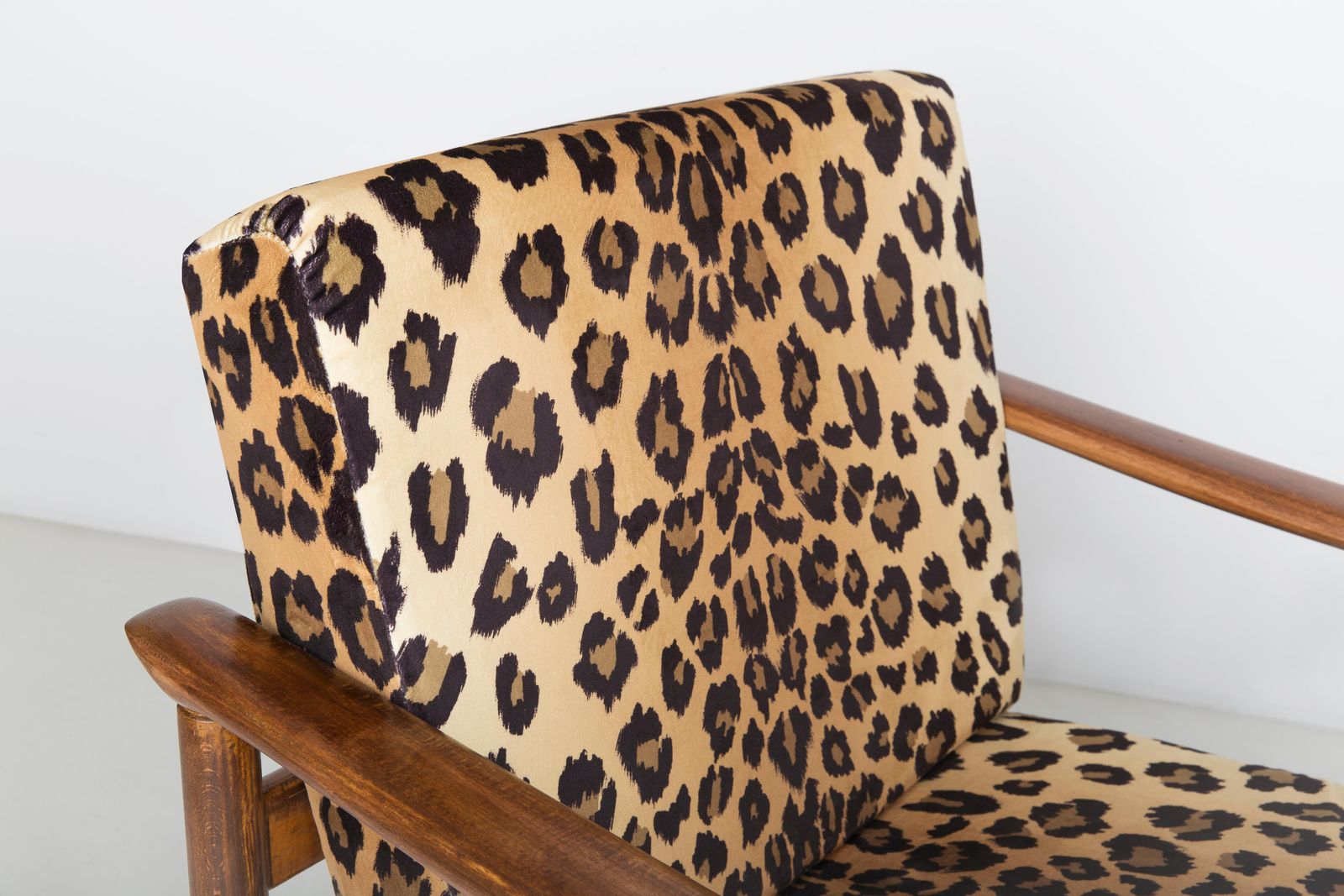 Meubels Paar Fauteuils Met Luipaardprint Fluweel, Edmund Homa, Gfm 142, Jaren 1960, Polen photo