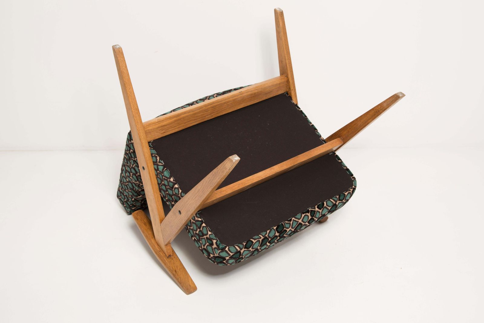 photo vintage Two Mid Century 366 Armchairs In Leopard Velvet, By Chierowski, Europe, 1960s