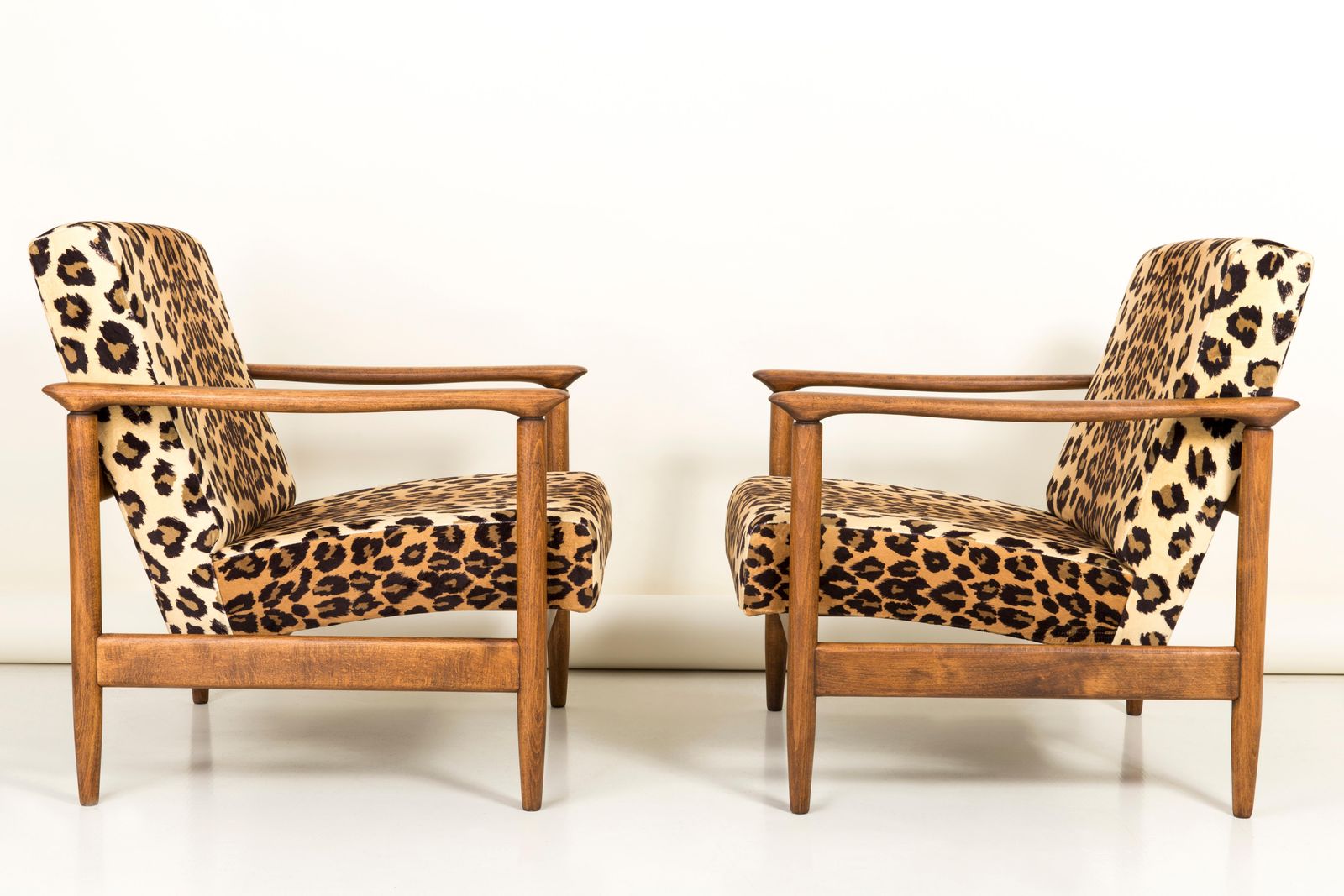 Paar Fauteuils Met Luipaardprint Fluweel, Edmund Homa, Gfm 142, Jaren 1960, Polen photo for sale