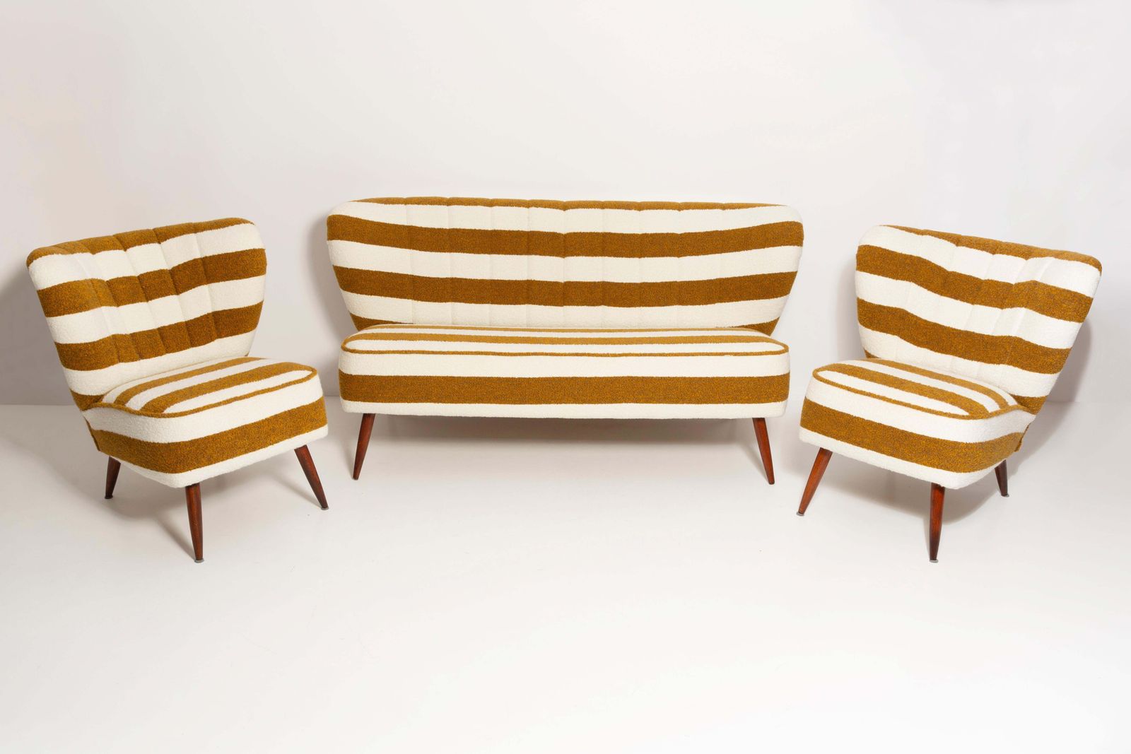photo vinterior Mid Century White And Mustard Boucle Club Sofa, Europe, 1960s