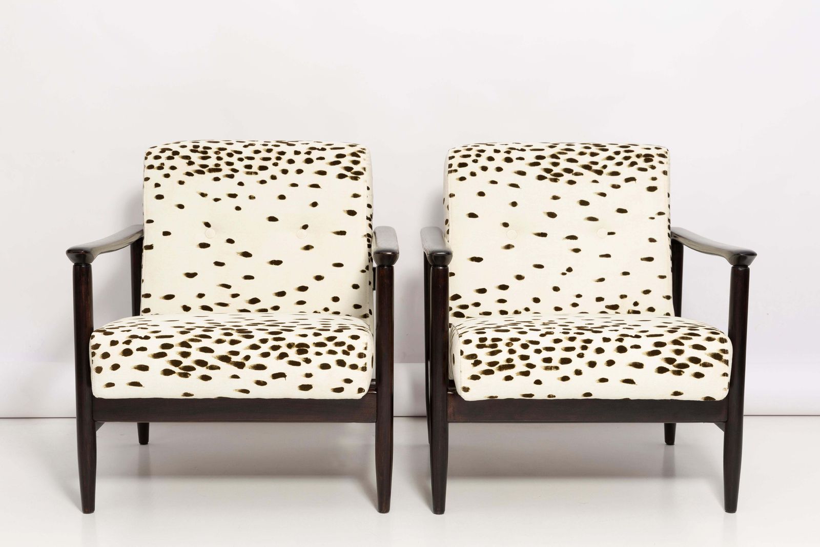 Set Van Twee Mid Century Fauteuils Met Dalmatische Velours Bekleding, Door Edmund Homa, Europa, Jaren 1960 photo vinterior