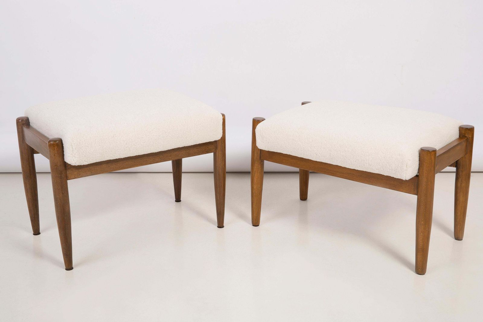 photo vintage Set Of Crème Boucle Armchairs And Stools, Gfm 64 High, Edmund Homa, 1960s