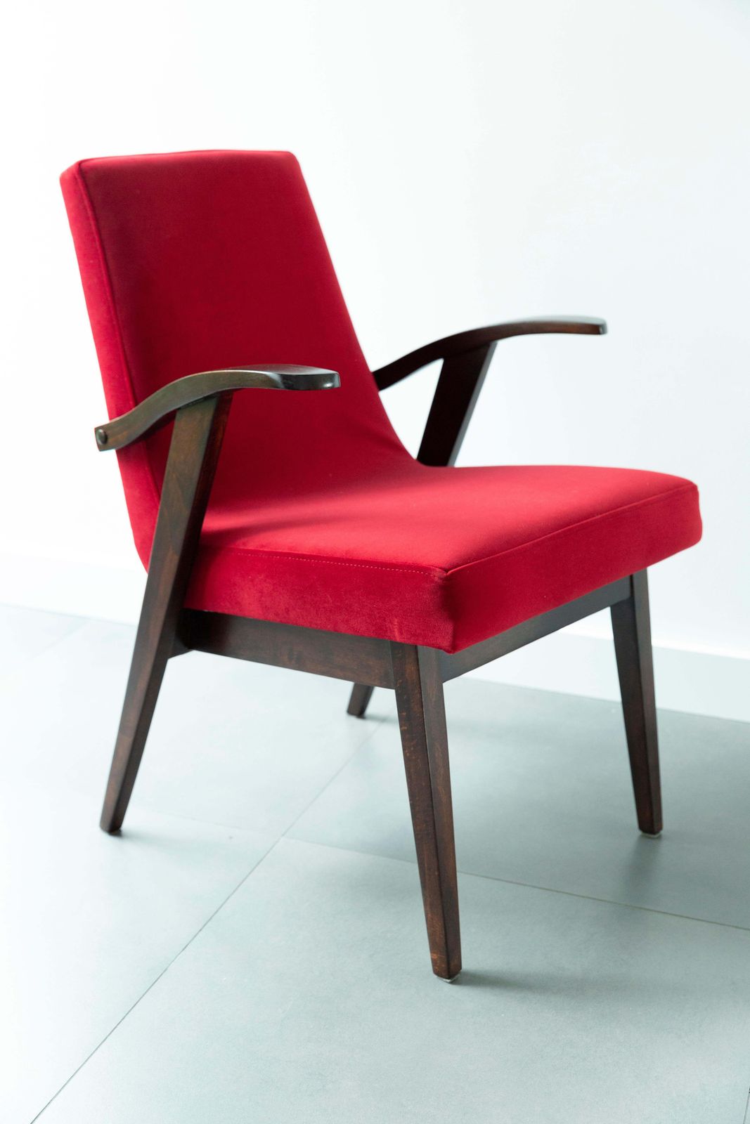 photo furniture Set Van Acht Vintage Stoelen In Rood Fluweel Van Mieczyslaw Puchala, Jaren 1960
