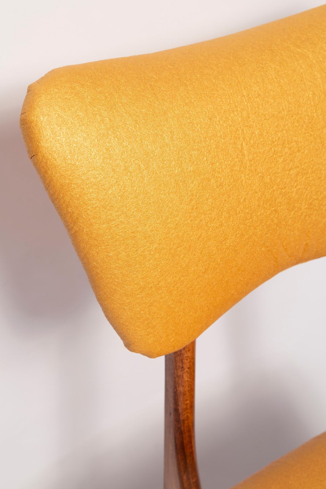 photo furniture Set Of Four Mid Century Butterfly Dining Chairs, Pineapple Leather, Europe 1960s