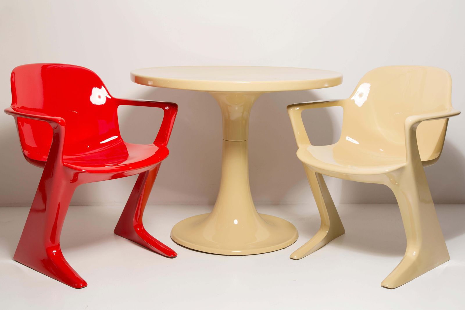 photo furniture Midcentury Beige And Red Kangaroo Chairs And Table Ernst Moeckl, Germany, 1968