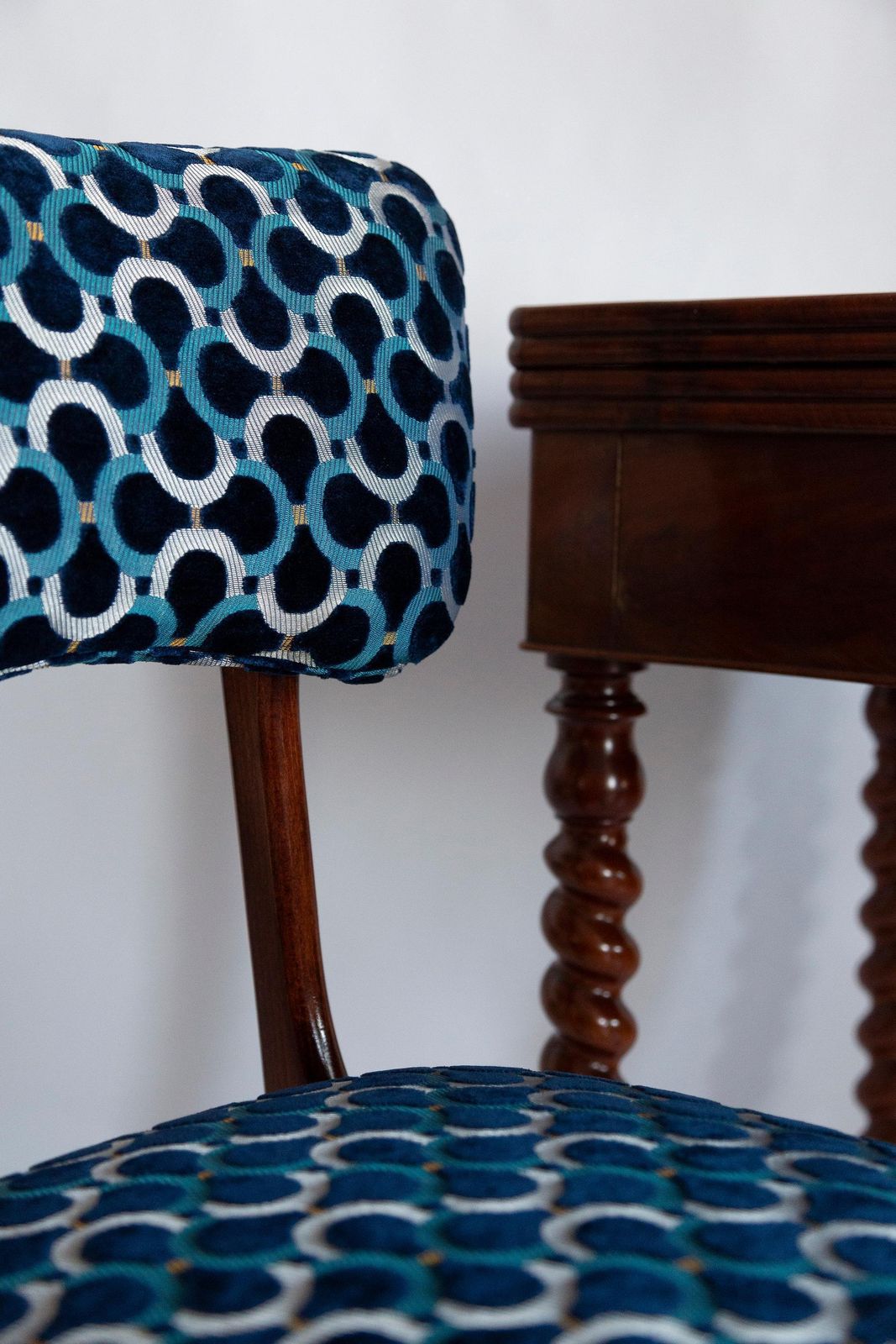 Tien Mid Century Butterfly Chairs, Blauw Scarabeo Fluweel, Donker Hout, Europa, Jaren 1960 photo Meubels
