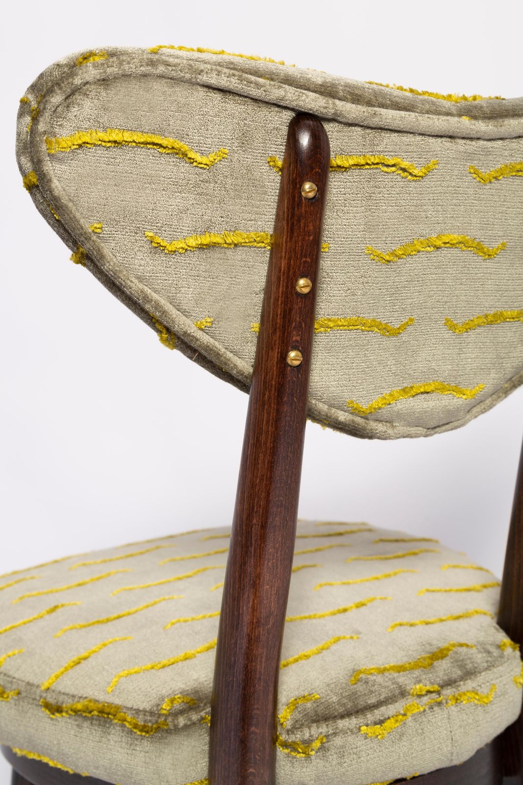 photo vinterior Twaalf Mid Century Stoelen Met Hartvormige Rugleuning, Bekleed Met Nouvelles Vagues Groen Fluweel, Europa, Ca. Jaren 1960