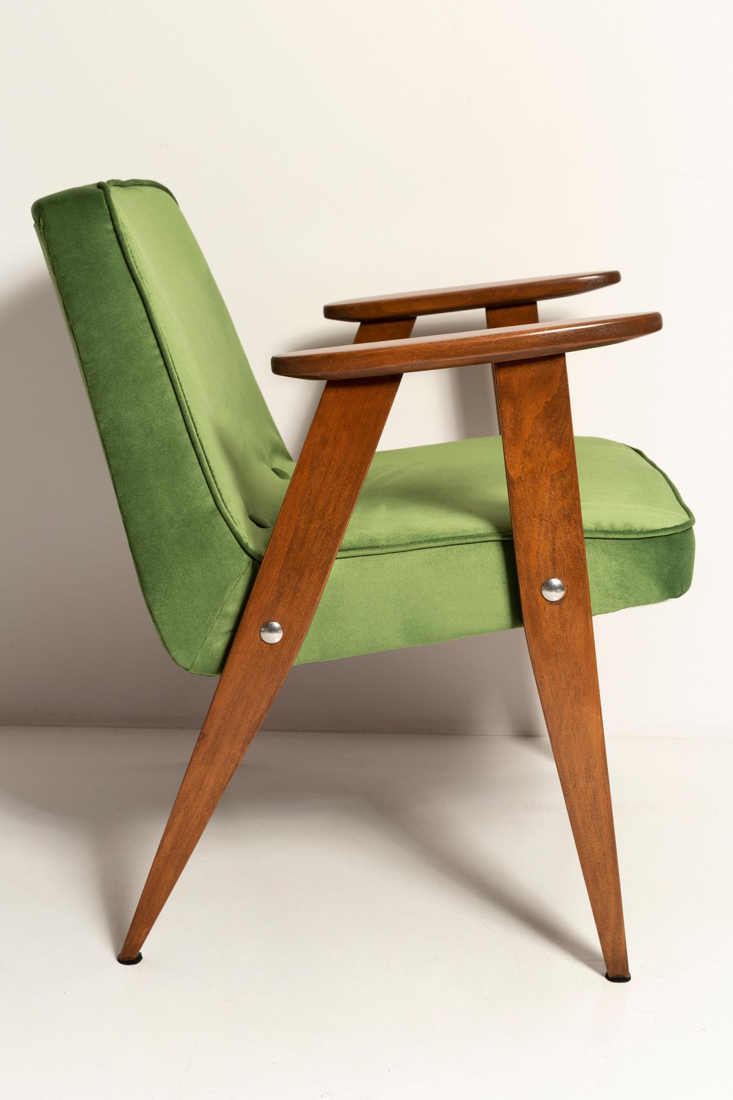 1276.0 Mid Century 366 Fauteuil In Groen Fluweel, Van Jozef Chierowski, Europa, Jaren 1960 photo