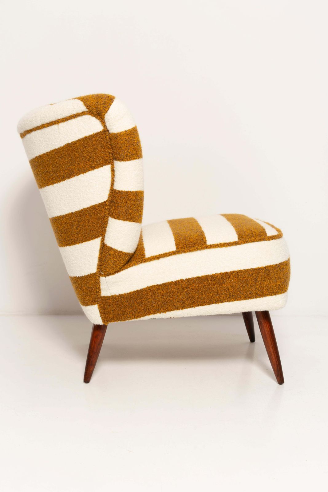 Paar Mid Century Witte En Mosterdgele Bouclé Club Fauteuils, Europa, Jaren 1960 photo vintage