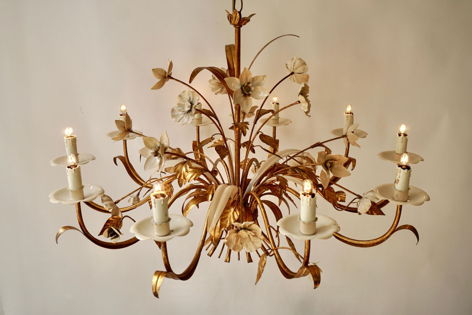 Gilded And White Patinated Italian Chandelier With 10 Candle Lamps photo vinterior