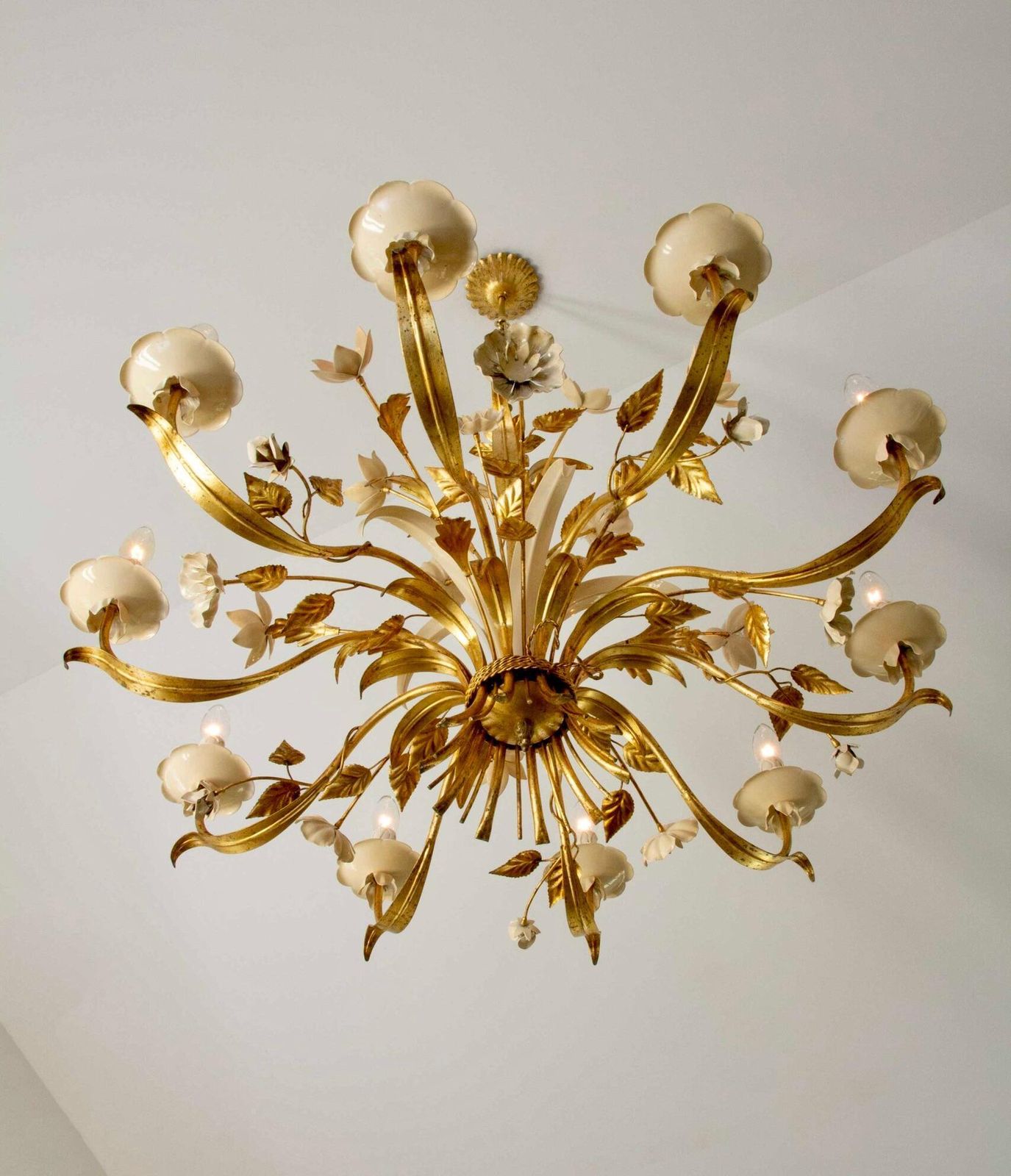 Gilded And White Patinated Italian Chandelier With 10 Candle Lamps photo vintage
