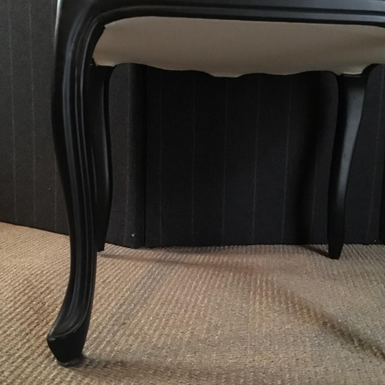 photo vintage French Provincial Lacquered Black Wood Dining Chair Upholstered Red And White