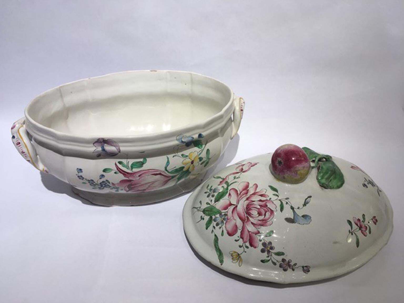 photo vintage France Mid 18th Century Porcelain Soup Bowl Flowers And Fruits Drawings