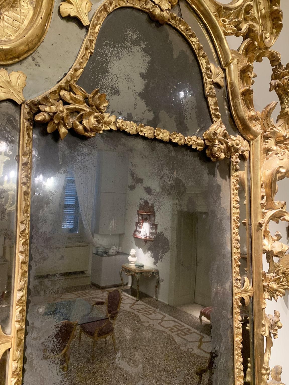 photo vinterior Italy Early 18th Century Barocco Giltwood And Carved Fireplace Mirror