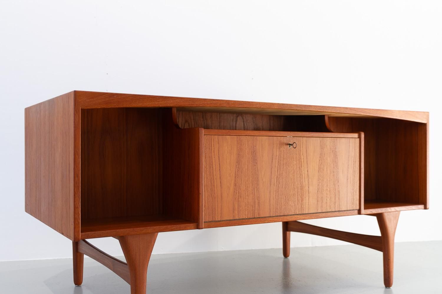 photo vinterior Danish Mid Century Modern Teak Desk By Valdemar Mortensen, 1960s.